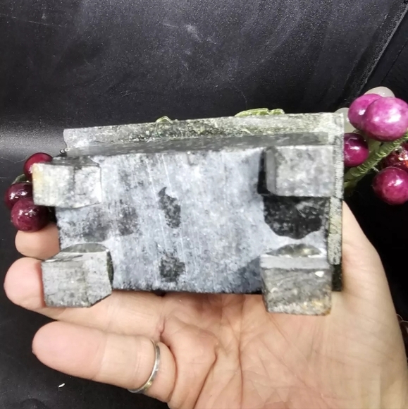 Oriental Jade Stone Bonsai Sculpture Tree With Grape Clusters And A Hard Stone - Picture 9 of 9